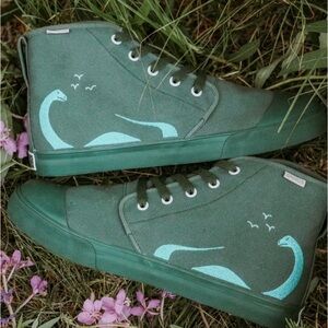 Green Dinosaur High-Top Shoes Men’s size 8.5 (Women’s size 10)